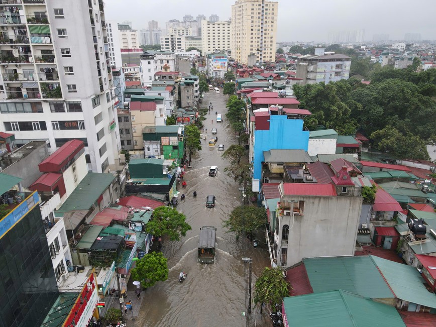 Ha Dong: nhieu tuyen duong ngap sau, giao thong te liet - Hinh anh 14